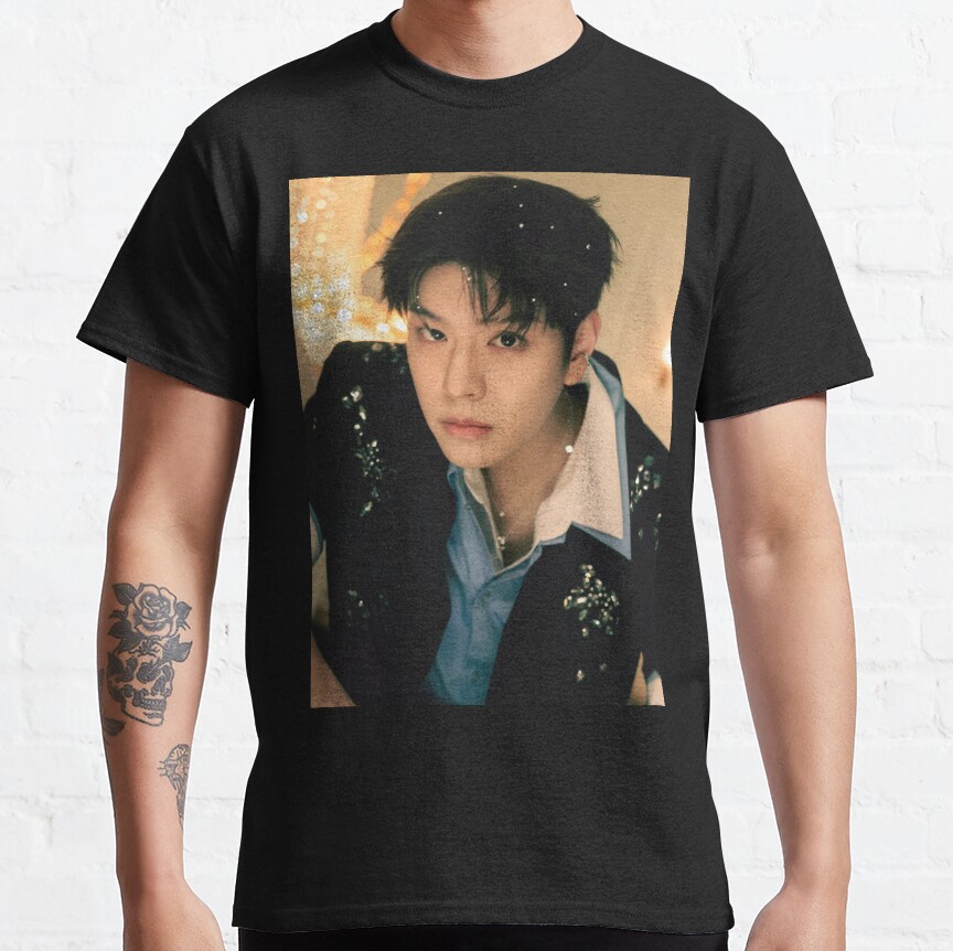 ssrcoclassic_teemens10101001c5ca27c6front_altsquare_product1000x1000.u1-28.jpg ssrcoclassic teemens10101001c5ca27c6front altsquare product1000x1000.u1 28 - Stray Kids EU Store