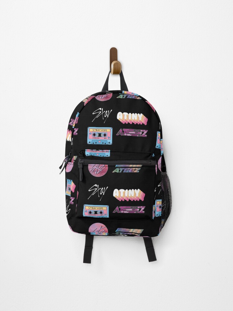 urbackpack_frontwide_portrait750x1000-5.jpg urbackpack frontwide portrait750x1000 5 - Stray Kids EU Store