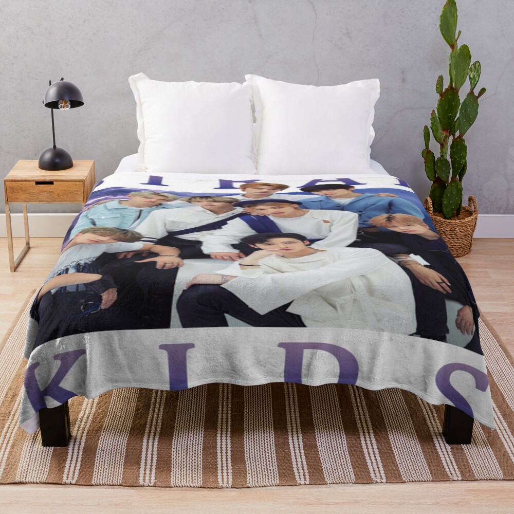 urblanket_large_bedsquarex1000.1u2-5.jpg urblanket large bedsquarex1000.1u2 5 - Stray Kids EU Store