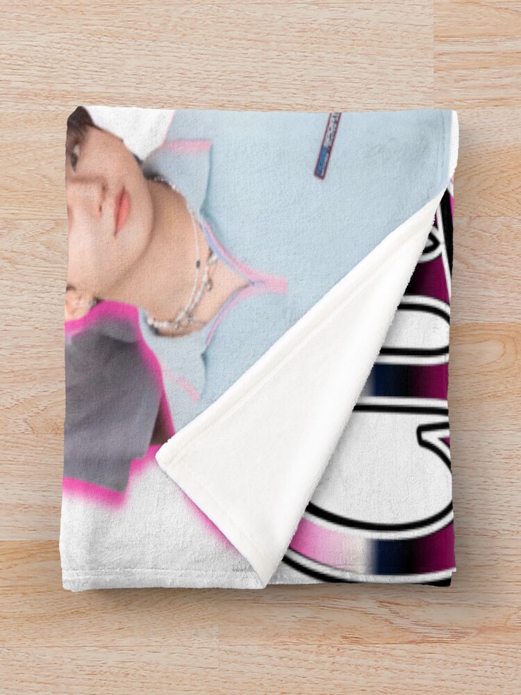 urblanket_medium_foldwide_portraitx1000.1u8-6.jpg urblanket medium foldwide portraitx1000.1u8 6 - Stray Kids EU Store
