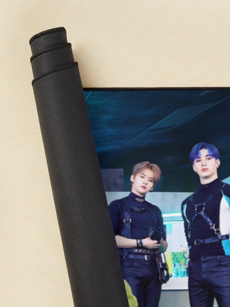 urdesk_mat_rolltall_portrait750x1000-13.jpg urdesk mat rolltall portrait750x1000 13 - Stray Kids EU Store