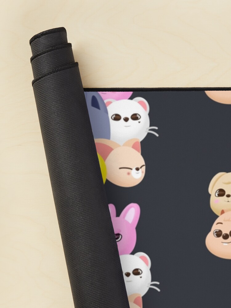 urdesk_mat_rolltall_portrait750x1000-3.jpg urdesk mat rolltall portrait750x1000 3 - Stray Kids EU Store