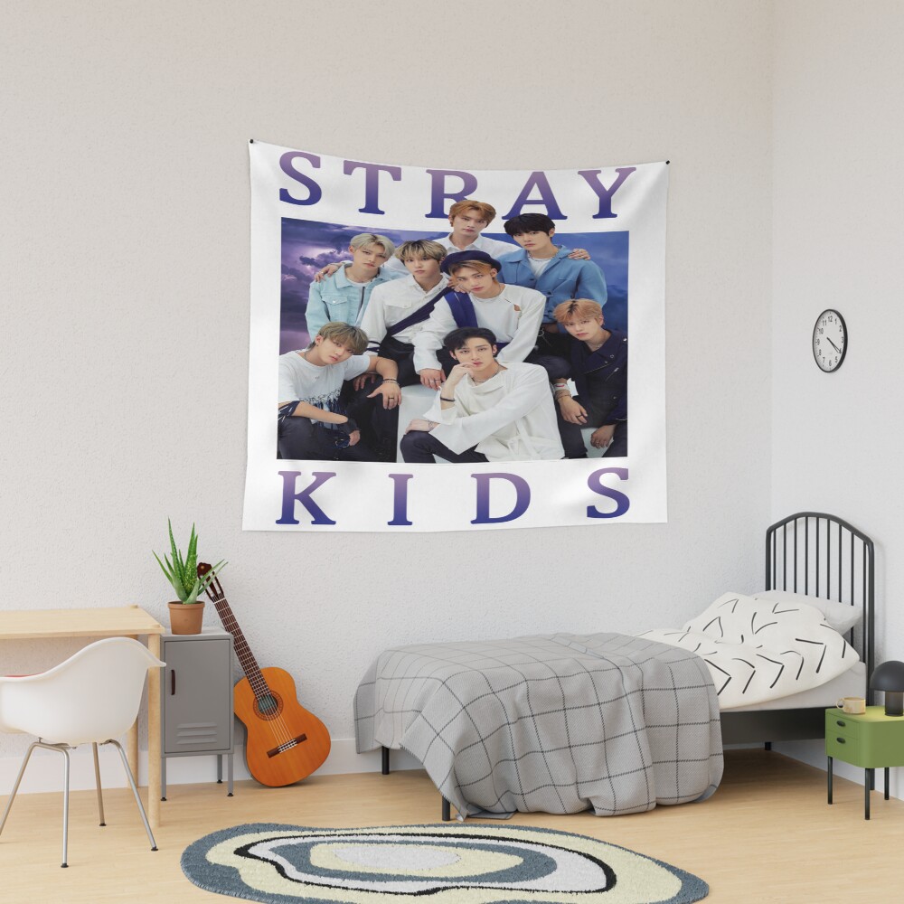 urtapestry_lifestyle_dorm_mediumsquare1000x1000.u2-13.jpg urtapestry lifestyle dorm mediumsquare1000x1000.u2 13 - Stray Kids EU Store