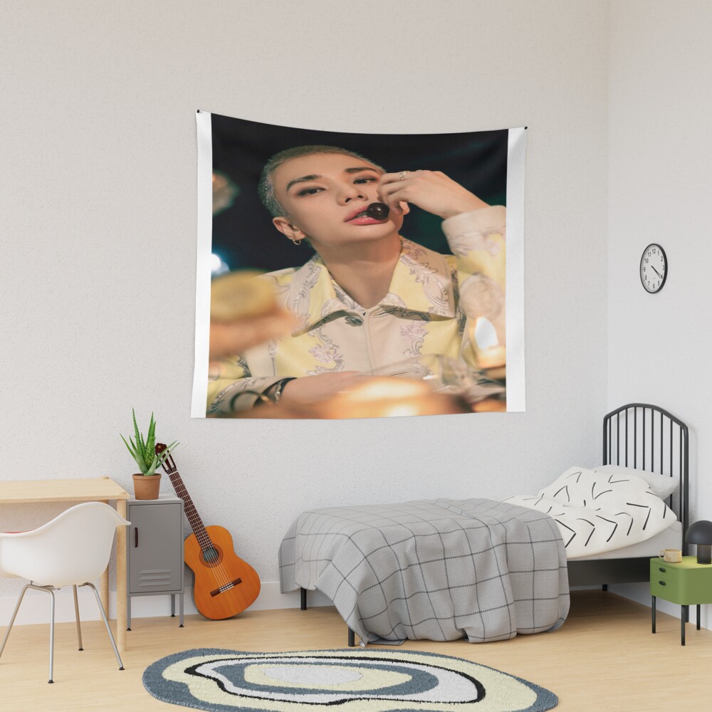 urtapestry_lifestyle_dorm_mediumsquare1000x1000.u2-23.jpg urtapestry lifestyle dorm mediumsquare1000x1000.u2 23 - Stray Kids EU Store